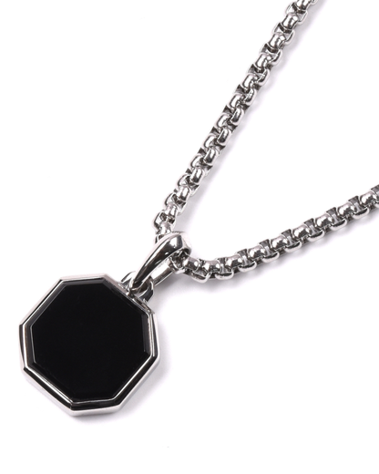 Silberne Halskette mit quadratischem Onyx-Anhänger