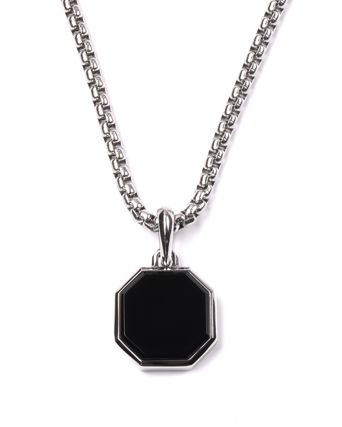 Silberne Halskette mit quadratischem Onyx-Anhänger